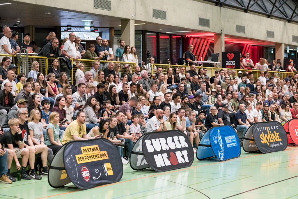 Die Family Zone hinter der vollen Sitzplatz-Tribüne